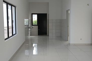 Freehold Double Storey Terrace House Endlot Queensbury Mahkota Hills Bandar Tasik Senangin Lenggeng For Sale