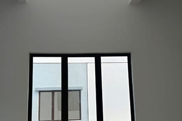 Freehold Double Storey Terrace House Endlot Queensbury Mahkota Hills Bandar Tasik Senangin Lenggeng For Sale