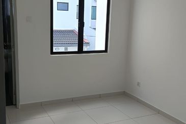 Freehold Double Storey Terrace House Endlot Queensbury Mahkota Hills Bandar Tasik Senangin Lenggeng For Sale