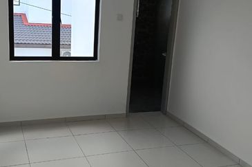 Freehold Double Storey Terrace House Endlot Queensbury Mahkota Hills Bandar Tasik Senangin Lenggeng For Sale