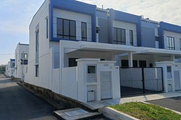 Freehold Double Storey Terrace House Endlot Queensbury Mahkota Hills Bandar Tasik Senangin Lenggeng For Sale