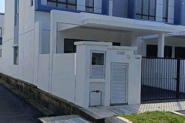 Freehold Double Storey Terrace House Endlot Queensbury Mahkota Hills Bandar Tasik Senangin Lenggeng For Sale