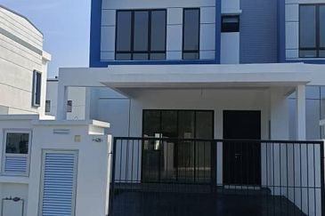 Freehold Double Storey Terrace House Endlot Queensbury Mahkota Hills Bandar Tasik Senangin Lenggeng For Sale