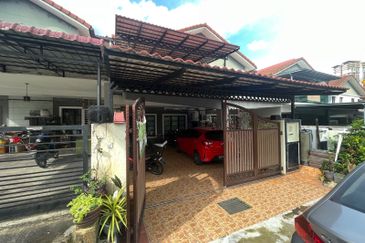 Freehold Renovated Double Storey Terrace House Taman Puncak Saujana Kajang For Sale