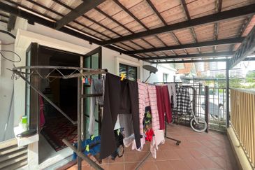 Freehold Renovated Double Storey Terrace House Taman Puncak Saujana Kajang For Sale