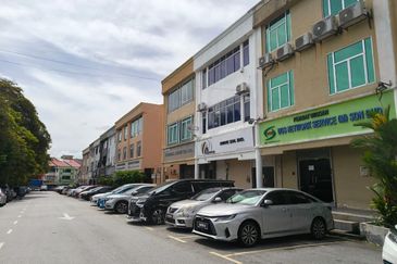 Freehold 4 Storey Shop Lot Bandar Puchong Utama For Sale