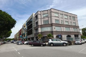 Freehold 4 Storey Shop Lot Bandar Puchong Utama For Sale