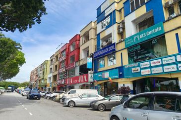 Freehold 4 Storey Shop Lot Bandar Puchong Utama For Sale
