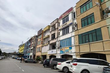 Freehold 4 Storey Shop Lot Bandar Puchong Utama For Sale