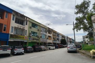 Freehold 4 Storey Shop Lot Bandar Puchong Utama For Sale