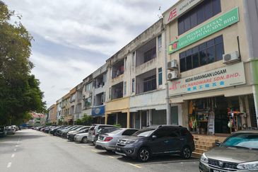 Freehold 4 Storey Shop Lot Bandar Puchong Utama For Sale