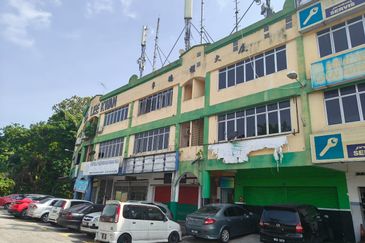 Freehold 3 Storey Shop Lot Kawasan Perniagaan Nilam Jalan Semenyih Kajang For Sale