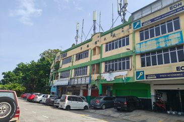 Freehold 3 Storey Shop Lot Kawasan Perniagaan Nilam Jalan Semenyih Kajang For Sale