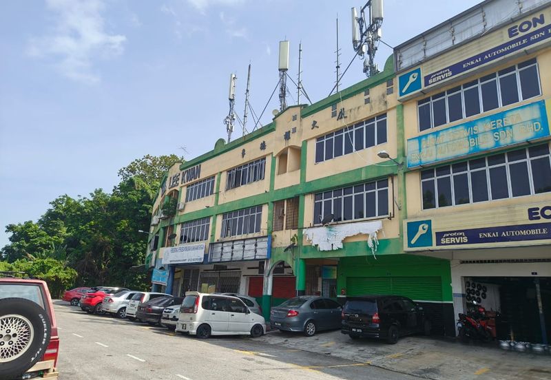 Freehold 3 Storey Shop Lot Kawasan Perniagaan Nilam Jalan Semenyih Kajang For Sale