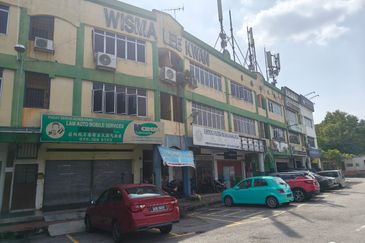 Freehold 3 Storey Shop Lot Kawasan Perniagaan Nilam Jalan Semenyih Kajang For Sale