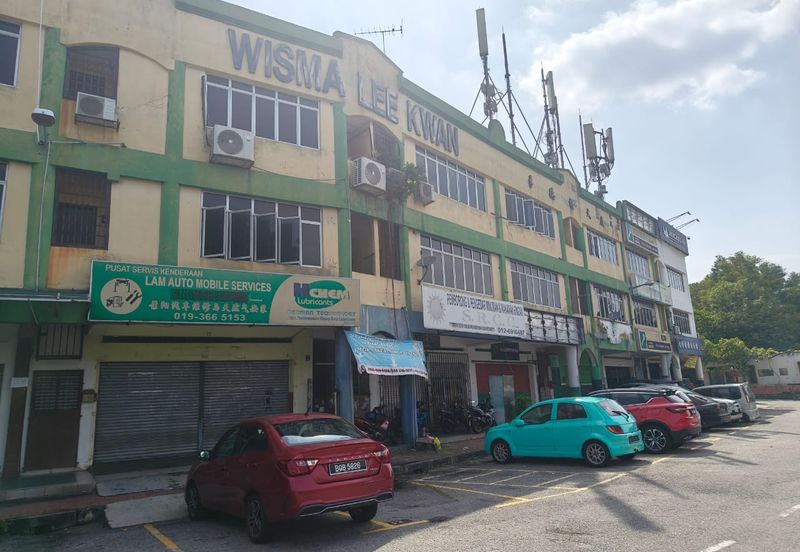 Freehold 3 Storey Shop Lot Kawasan Perniagaan Nilam Jalan Semenyih Kajang For Sale