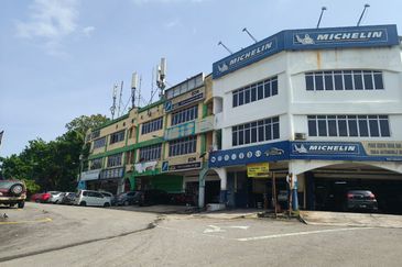 Freehold 3 Storey Shop Lot Kawasan Perniagaan Nilam Jalan Semenyih Kajang For Sale