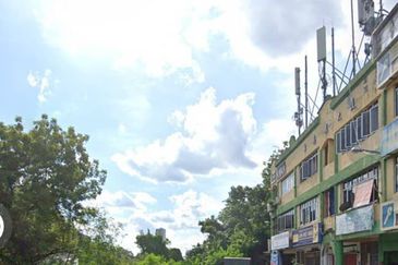 Freehold 3 Storey Shop Lot Kawasan Perniagaan Nilam Jalan Semenyih Kajang For Sale