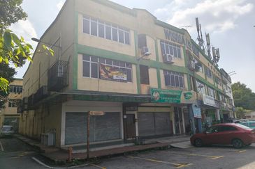 Freehold 3 Storey Shop Lot Kawasan Perniagaan Nilam Jalan Semenyih Kajang For Sale