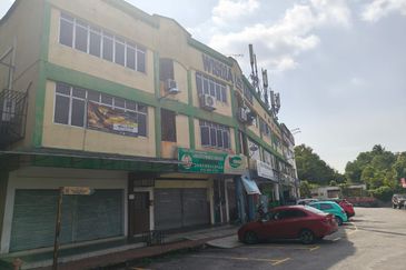 Freehold 3 Storey Shop Lot Kawasan Perniagaan Nilam Jalan Semenyih Kajang For Sale