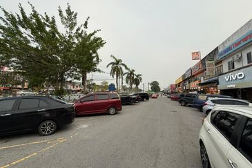 Freehold Double Storey Shop Lot Taman Baiduri Banting For Sale