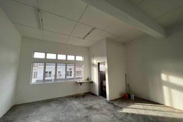 Freehold Double Storey Shop Lot Taman Baiduri Banting For Sale