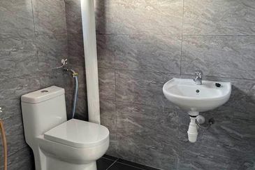 Freehold Double Storey Shop Lot Taman Baiduri Banting For Sale