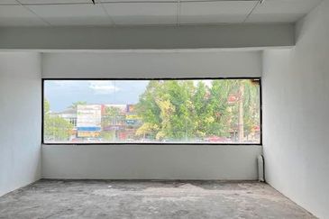 Freehold Double Storey Shop Lot Taman Baiduri Banting For Sale