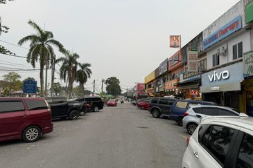 Freehold Double Storey Shop Lot Taman Baiduri Banting For Sale