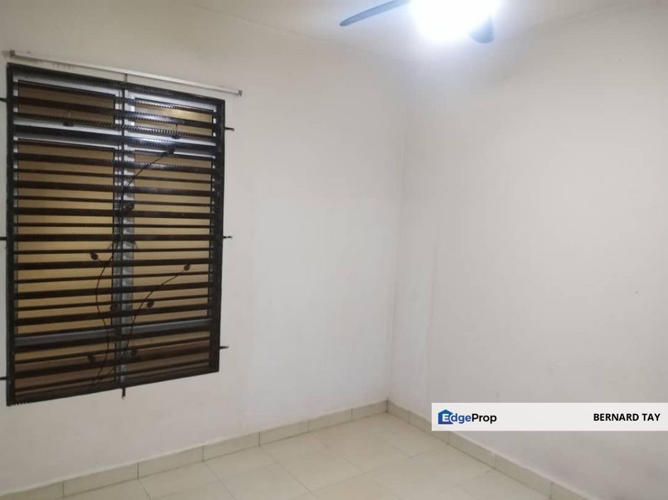 Freehold Apartment 4 Rooms Condo Villa Park Taman Bukit Serdang Seri Kembangan For Sale, Selangor, Seri Kembangan