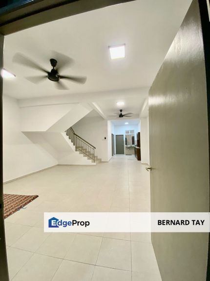 Partially Furnished 3 Storey Terrace House Scientex Kundang Jaya Rawang For Rent, Selangor, Rawang