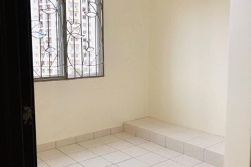 Freehold Double Storey 2.5 Storey Semi D Bandar Puteri 9 Puchong For Sale