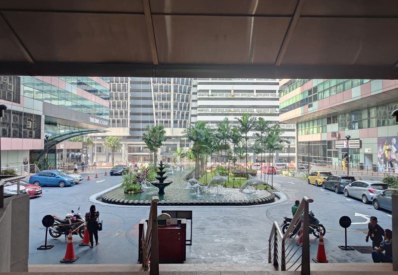 Leisure Commerce Square