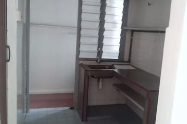 Dahlia Apartment, Putra Perdana