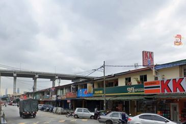 Ampang tasik permai 2 storey end lot, extra land and front of road, good for own use. 