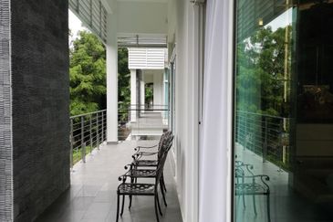 Jalan Straits View 1