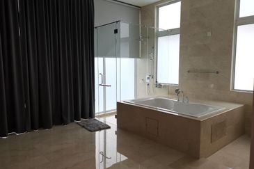 Jalan Straits View 1