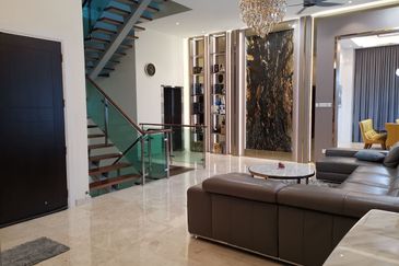 Jalan Straits View 1