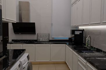 Jalan Straits View 1