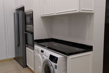 Jalan Straits View 1