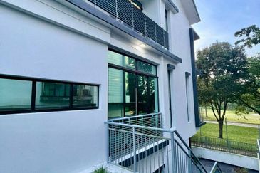 Golf View Luxury Fully Renovated & Furnished 2.5 Storey Semi D @ Horizon Hills For Sale 