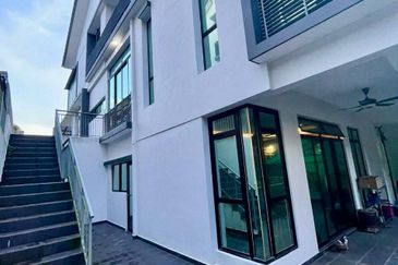 Golf View Luxury Fully Renovated & Furnished 2.5 Storey Semi D @ Horizon Hills For Sale 