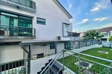 Golf View Luxury Fully Renovated & Furnished 2.5 Storey Semi D @ Horizon Hills For Sale 