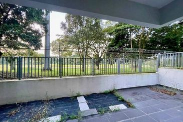 Golf View Luxury Fully Renovated & Furnished 2.5 Storey Semi D @ Horizon Hills For Sale 