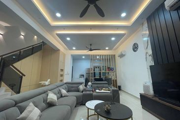 Freehold double storey landed house in horizon hill with fully renovated and guarded