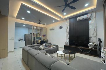 Freehold double storey landed house in horizon hill with fully renovated and guarded