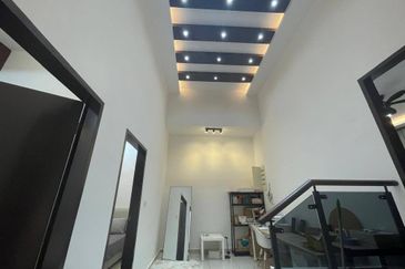 Freehold double storey landed house in horizon hill with fully renovated and guarded