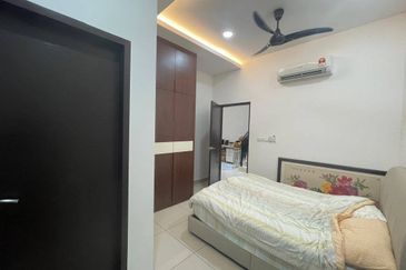 Freehold double storey landed house in horizon hill with fully renovated and guarded