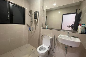 Freehold double storey landed house in horizon hill with fully renovated and guarded