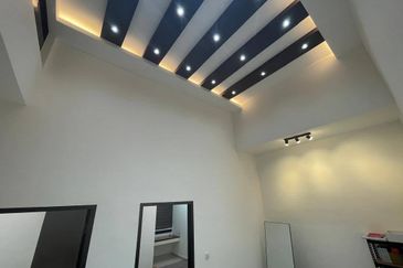 Freehold double storey landed house in horizon hill with fully renovated and guarded